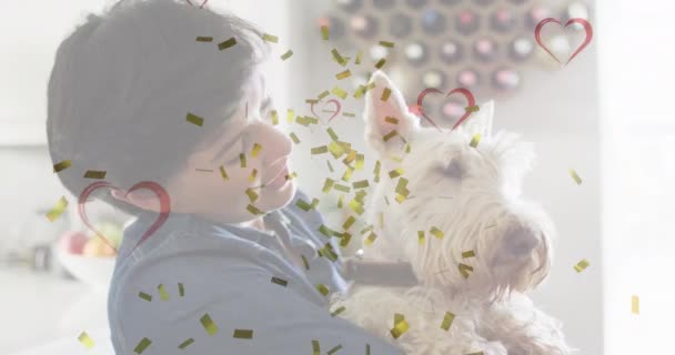 ペットの犬と白人女性の上にハートとコンフェッティのアニメーション バレンタイン 愛とお祝いのコンセプトデジタル生成ビデオ — ストック動画