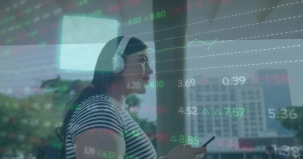 スマートフォンを利用した女性に対する金融データ処理のアニメーション グローバルビジネス コンピューティング データ処理の概念デジタルで生成されたビデオ — ストック動画