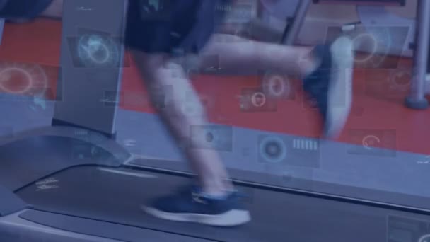 トレッドミルを走る男に対するデータ処理のアニメーション ジムでの運動 グローバルスポーツ フィットネス コンピューティング データ処理の概念デジタル生成ビデオ — ストック動画