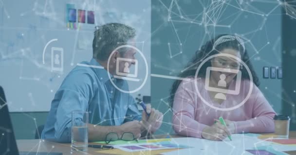 オフィスで働く多様なビジネス関係者が議論するネットワークのアニメーション グローバルビジネス デジタルインターフェイスの概念デジタル生成されたビデオ — ストック動画