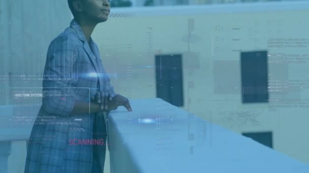 バルコニー上のアフリカ系アメリカ人のビジネスウーマンに対するデータ処理のアニメーション グローバルビジネスとデジタルインターフェイスの概念 デジタル生成されたビデオ — ストック動画
