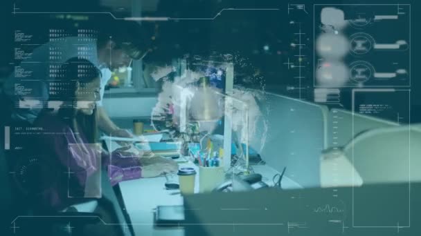 オフィス内の白人ビジネスの人々に対するデータ処理のアニメーション グローバルビジネスとデジタルインターフェイスの概念 デジタル生成されたビデオ — ストック動画