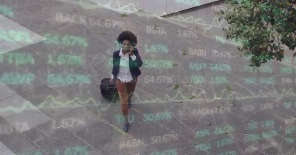 Animation Trading Board African American Woman Talking Phone Walking Luggage — Vídeo de stock