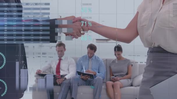 オフィスで握手をする多様なビジネスの人々に対する財務データ処理のアニメーション グローバルビジネス コンピューティング データ処理の概念デジタルで生成されたビデオ — ストック動画