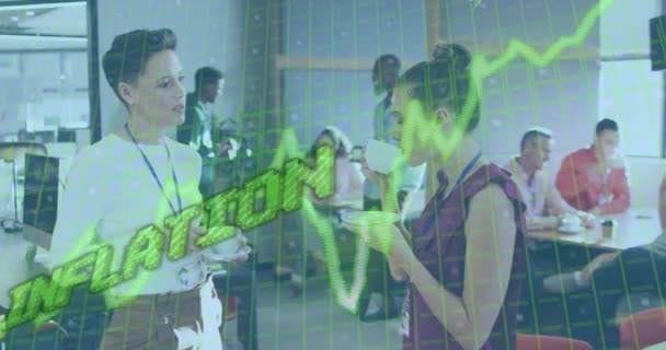 グリーンラインのアニメーション オフィス内の多様なビジネスの人々に対する財務データ処理 グローバルビジネス コンピューティング データ処理の概念デジタルで生成されたビデオ — ストック動画