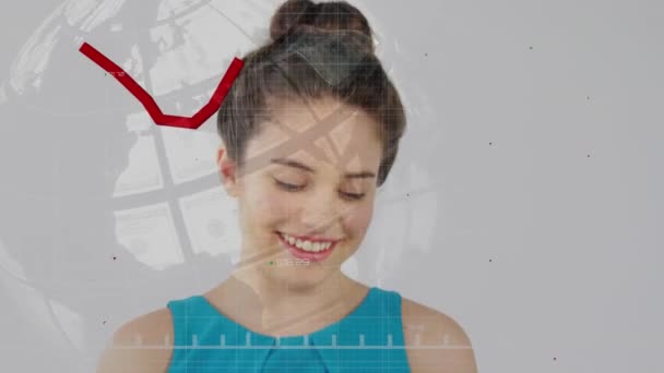 Анимация Обработки Финансовых Данных Красной Линии Над Женщиной Помощью Смартфона — стоковое видео