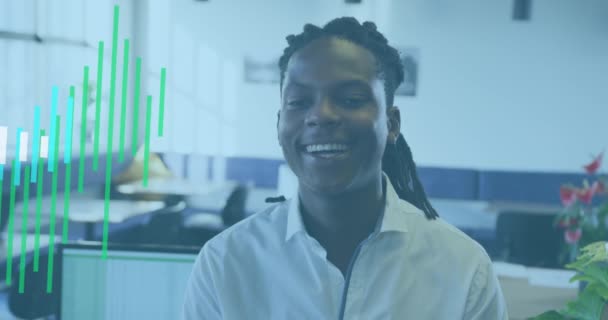 Ofiste Çalışan Afrikalı Amerikalı Kadınının Finansal Veri Işleme Animasyonu Küresel — Stok video