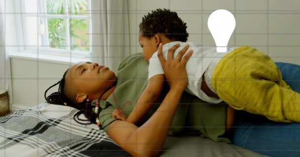 アフリカ系アメリカ人女性が赤ちゃんを抱えている上に電球のアイコンを持つ金融データ処理のアニメーション グローバルライフスタイル デジタルインターフェイスの概念デジタル生成されたビデオ — ストック動画
