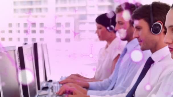 ヘッドフォンを着用し コンピュータ上で働く白血球上のヌクレオチドのアニメーション デジタル複合体 複数の露出 コールセンター オフィス ヘルスケア テクノロジー — ストック動画