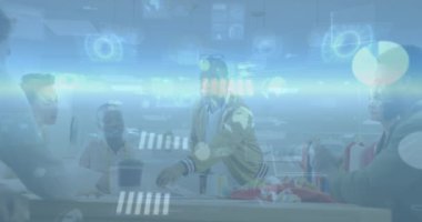 Ofiste toplanan çeşitli iş adamlarının veri işleme animasyonları. Küresel iş, finans ve dijital arayüz kavramı dijital olarak oluşturulmuş video.