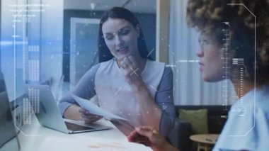 Ofisteki çeşitli iş adamları üzerinde veri işleme animasyonu. Küresel iş ve dijital arayüz kavramı dijital olarak oluşturulmuş video.