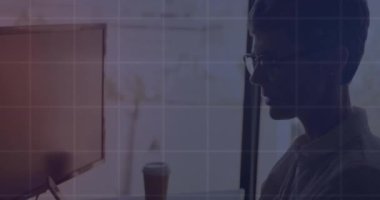 Akıllı telefon kullanan Kafkasyalı iş kadınının finansal veri işleme animasyonu. Küresel iş, finans ve dijital arayüz kavramı dijital olarak oluşturulmuş video.