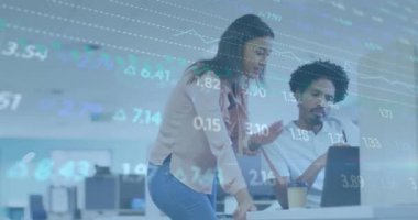 Ofisteki çeşitli iş adamları üzerinde finansal veri işleme animasyonu. Küresel iş, finans, bilgisayar ve veri işleme kavramı dijital olarak oluşturulmuş video.