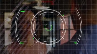 Çeşitli iş adamları üzerinde finansal veri işleme ve tarama animasyonları. küresel iş, finans ve dijital arayüz kavramı dijital olarak oluşturulmuş video.