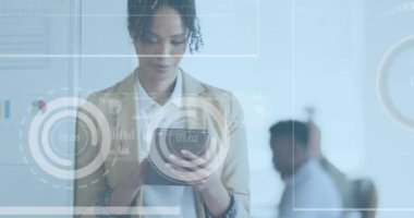 Ofisteki çeşitli iş adamları üzerinde veri işleme animasyonu. Küresel iş ve dijital arayüz kavramı dijital olarak oluşturulmuş video.