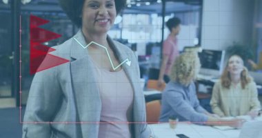 Ofisteki çeşitli iş adamları üzerinde finansal veri işleme animasyonu. Küresel iş, finans, bilgisayar ve veri işleme kavramı dijital olarak oluşturulmuş video.