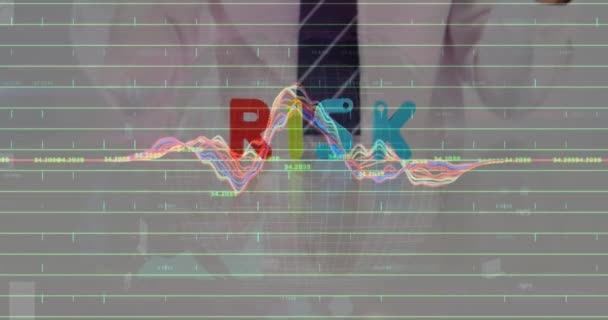 Animering Finansiella Data Bearbetning Och Risktext Över Kaukasisk Affärsman Globalt — Stockvideo