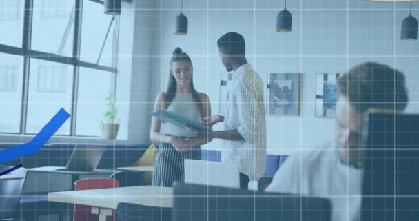 オフィスで仕事について議論する多様なビジネス人に対する財務データ処理のアニメーション グローバルビジネス デジタルインターフェイスの概念デジタル生成されたビデオ — ストック動画