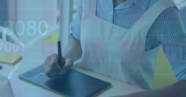 Ofisteki iki ırklı iş kadınıyla ilgili finansal veri işleme animasyonu. Küresel iş, finans, bilgisayar ve veri işleme kavramı dijital olarak oluşturulmuş video.