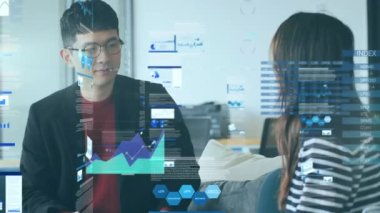 Ofiste çalışan çeşitli iş adamları üzerinde finansal veri işleme animasyonu. Küresel iş, finans ve dijital arayüz kavramı dijital olarak oluşturulmuş video.