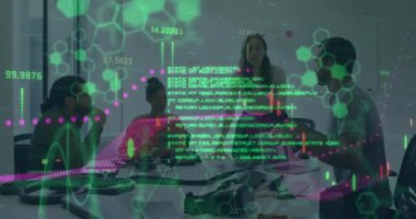 Ofisteki çeşitli iş adamları üzerinde veri işleme animasyonu. Küresel iş ve dijital arayüz kavramı dijital olarak oluşturulmuş video.