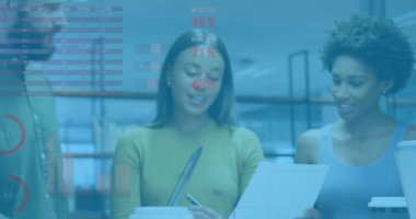 Ofiste çalışan çeşitli iş adamları üzerinde veri işleme animasyonu. küresel iş ve dijital arayüz kavramı dijital olarak oluşturulmuş video.