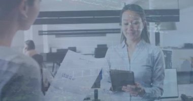 Ofiste çalışan çeşitli iş adamları üzerinde veri işleme animasyonu. küresel iş ve dijital arayüz kavramı dijital olarak oluşturulmuş video.