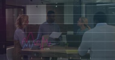 Ofisteki çeşitli iş adamları üzerinde finansal veri işleme animasyonu. Küresel iş, finans, bilgisayar ve veri işleme kavramı dijital olarak oluşturulmuş video.