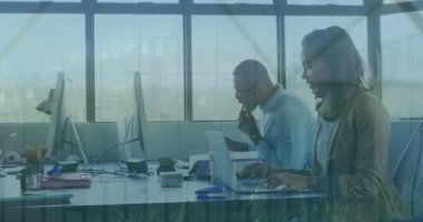 Ofisteki çeşitli iş adamları üzerinde finansal veri işleme animasyonu. Küresel iş, finans, bilgisayar ve veri işleme kavramı dijital olarak oluşturulmuş video.