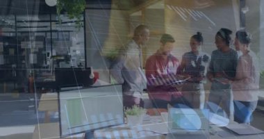 Ofisteki çeşitli iş adamları üzerinde finansal veri işleme animasyonu. Küresel iş, finans, bilgisayar ve veri işleme kavramı dijital olarak oluşturulmuş video.