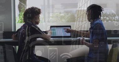 Ofisteki çeşitli iş adamları üzerinde finansal veri işleme animasyonu. Küresel iş, finans, bilgisayar ve veri işleme kavramı dijital olarak oluşturulmuş video.