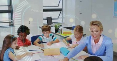 Kafkas kadın öğretmen ve çeşitli okul çocukları üzerinde veri işleme animasyonu. Küresel eğitim ve dijital arayüz kavramı dijital olarak oluşturulmuş video.