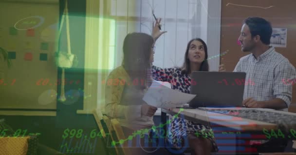オフィスで働くアジアのビジネス関係者に対するデータ処理のアニメーション グローバルビジネスとデジタルインターフェースの概念デジタル生成されたビデオ — ストック動画