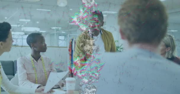オフィスのビジネス人に対する接続とデータ処理のアニメーション グローバルコンピューティング ビジネス データ処理の概念デジタルで生成されたビデオ — ストック動画