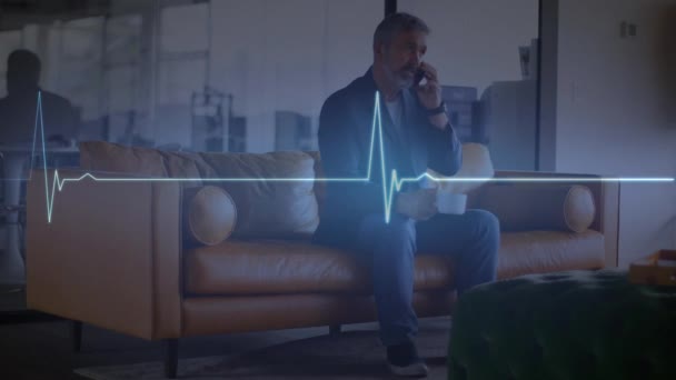 Animation Heart Rate Monitor Caucasian Senior Man Talking Smartphone Office — Stok Video