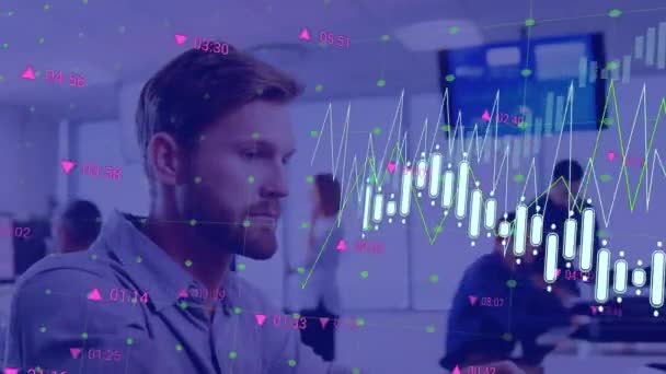 オフィスで働くビジネスの人々に対する財務データ処理のアニメーション グローバルコンピューティング ビジネス データ処理の概念デジタルで生成されたビデオ — ストック動画