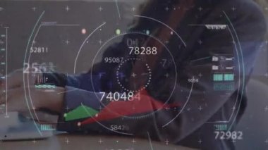 Ellerin üzerinde dizüstü bilgisayarla veri işleme animasyonu. Küresel iş ve dijital arayüz kavramı dijital olarak oluşturulmuş video.