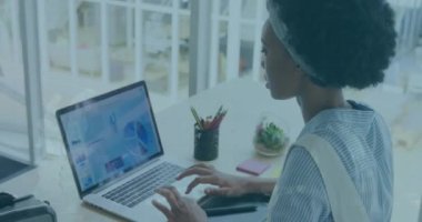 Ofisteki iki ırklı iş kadınıyla ilgili finansal veri işleme animasyonu. Küresel iş, finans, bilgisayar ve veri işleme kavramı dijital olarak oluşturulmuş video.