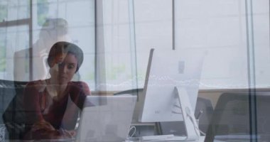 Ofisteki çeşitli iş adamları üzerinde veri işleme animasyonu. Küresel iş ve dijital arayüz kavramı dijital olarak oluşturulmuş video.