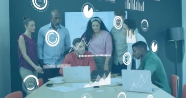 Ofiste çalışan çeşitli iş adamları üzerinde finansal veri işleme animasyonu. Küresel iş, finans ve dijital arayüz kavramı dijital olarak oluşturulmuş video.