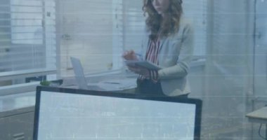 Ofiste çalışan Kafkasyalı iş kadınının finansal veri işleme animasyonu. Küresel iş, finans, bilgisayar ve veri işleme kavramı dijital olarak oluşturulmuş video.