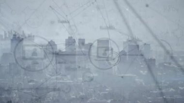Şehir manzarası üzerinde veri işleme ve ortam simgelerinin animasyonu. Küresel iş ve dijital arayüz kavramı dijital olarak oluşturulmuş video.
