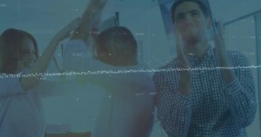 Ofisteki çeşitli iş adamları üzerinde veri işleme animasyonu. Küresel iş ve dijital arayüz kavramı dijital olarak oluşturulmuş video.