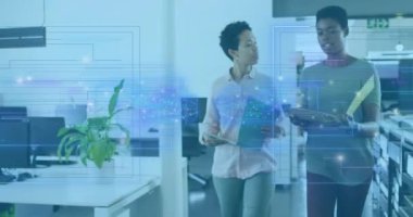 Ofiste çalışan çeşitli iş adamları üzerinde veri işleme animasyonu. küresel iş ve dijital arayüz kavramı dijital olarak oluşturulmuş video.