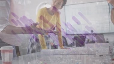 Ofiste çalışan çeşitli iş adamları üzerinde veri işleme animasyonu. küresel iş ve dijital arayüz kavramı dijital olarak oluşturulmuş video.