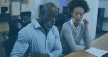 Ofisteki çeşitli iş adamları üzerinde veri işleme animasyonu. Küresel iş, finans ve dijital arayüz kavramı dijital olarak oluşturulmuş video.