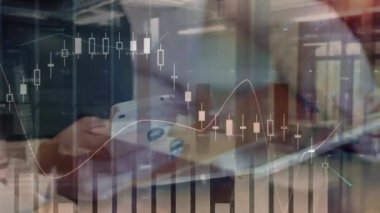 Tablet kullanılarak ellerin üzerinde veri işleme animasyonu. küresel iş ve dijital arayüz kavramı dijital olarak oluşturulmuş video.