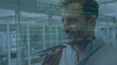 Kafkas işadamının ofisinde veri işleme animasyonu. Küresel iş ve dijital arayüz kavramı dijital olarak oluşturulmuş video.