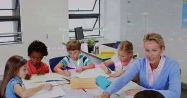 Kafkas kadın öğretmen ve çeşitli okul çocukları üzerinde veri işleme animasyonu. Küresel eğitim ve dijital arayüz kavramı dijital olarak oluşturulmuş video.