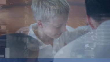 Çeşitli okul çocukları ve öğretmenler üzerinde veri işleme animasyonu. Küresel eğitim, öğrenme ve dijital arayüz kavramı dijital olarak oluşturulmuş video.